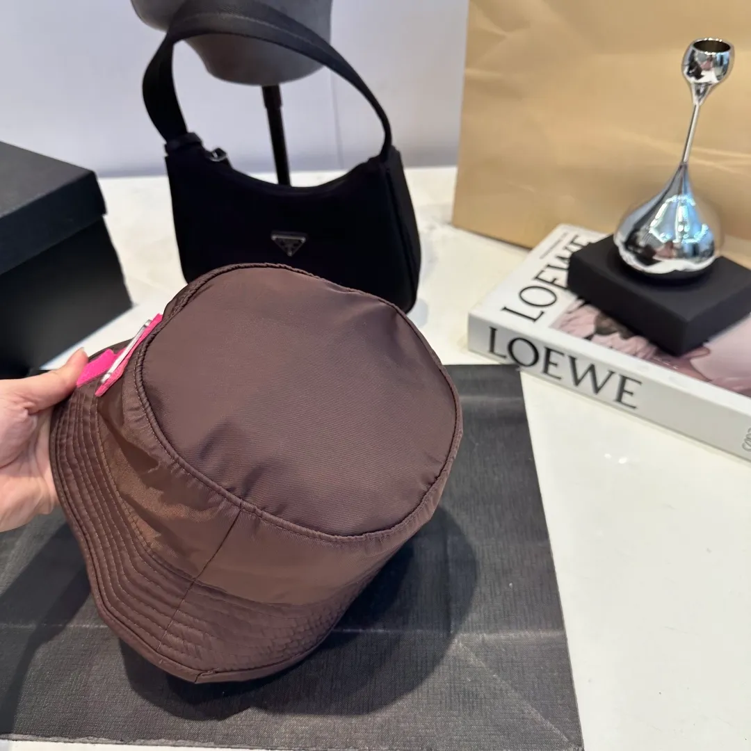 P70 𝐶ℎ𝑟𝑜𝑚𝑒 𝐻𝑒𝑎𝑟𝑡𝑠 Crow Heart Chocolate Barbie Pink Cross Leather Brand Horseshoe Roll Sleeves Sanskrit Letters Fisherman Hat Sun Hat